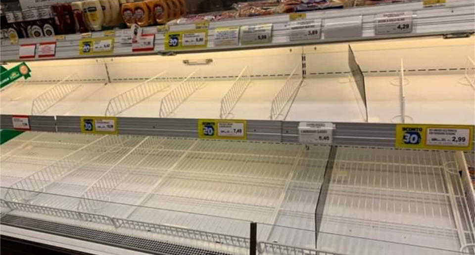 Los ciudadanos de Cologno Monzese han acudido al supermercado para abastecerse ante un posible confinamiento. (Crédito: Twitter/@marcopalears)