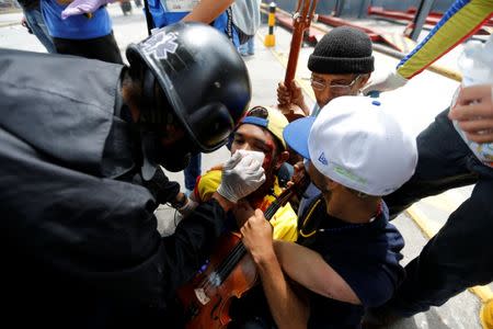 ATENCIÓN EDITORES-COBERTURA VISUAL DE ESCENAS DE MUERTOS O HERIDOS. Un manifestante herido es ayudado por otros durante una manifestación en contra del Gobierno del presidente venezolano Nicolás Maduro en Caracas, Venezuela, 22 de julio de 2017. REUTERS/Andres Martinez Casares TEMPLATE OUT