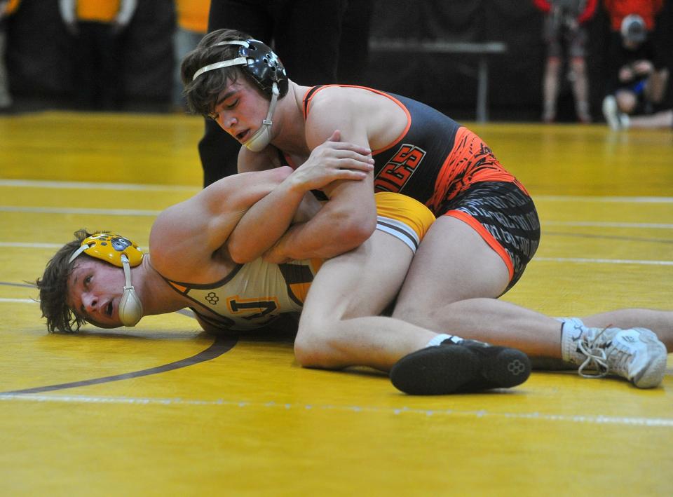 Dalton's Greyson Siders defeats Waynedale's Caleb Zimmerman in the 150-pound WCAL championship.