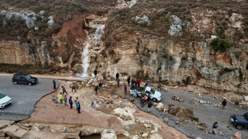 Personas atascadas en una carretera mientras una fuerte tormenta y lluvias torrenciales azotan la ciudad de Shahhat