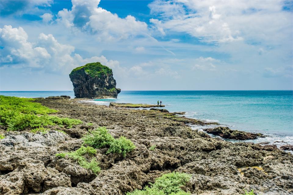 墾丁船帆石24日發生溺水意外，22歲美籍男溺水，當地水上活動業者出動水上摩托車救援上岸後，送往恆春旅遊醫院急救不治。圖為墾丁景點帆船石。（圖取自交通部觀光署大鵬灣國家風景區管理處網站）