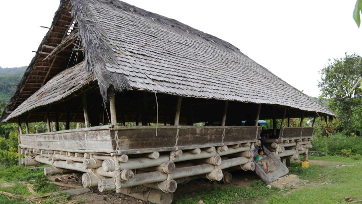 Rumah adat Lobo juga memiliki bentuk atap yang unik. (Foto: Kemdikbud Cagar Budaya)