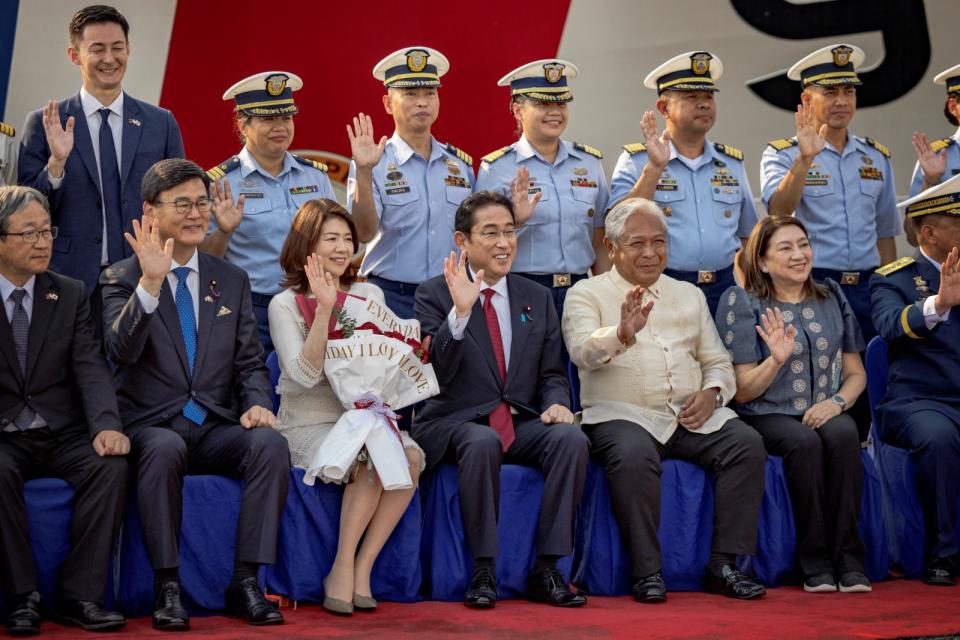 2023年11月4日，日相岸田文雄和夫人岸田裕子訪菲律賓，赴菲律賓海警隊總部登上大型多功能巡邏艦馬格巴努亞號（BRP Teresa Magbanua）參觀，然後與菲國海警在碼頭上合照。路透社