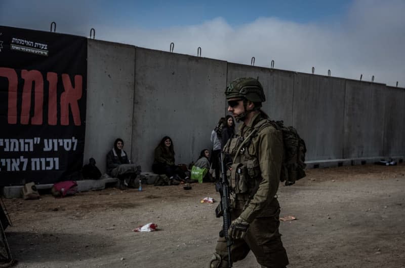 Israeli right-wing activists protest at the Kerem Shalom crossing against the delivery of humanitarian aid into the Gaza Strip and demand the quick release of hostages held by Hamas following the October 7th attacks. Ilia Yefimovich/dpa