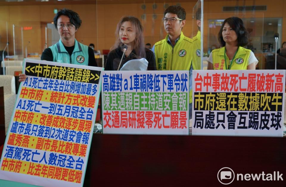 綠營議員賴佳微等人針對車禍事故死亡人數提出質詢，認為市府官員幹話連篇。   圖:唐復年/攝