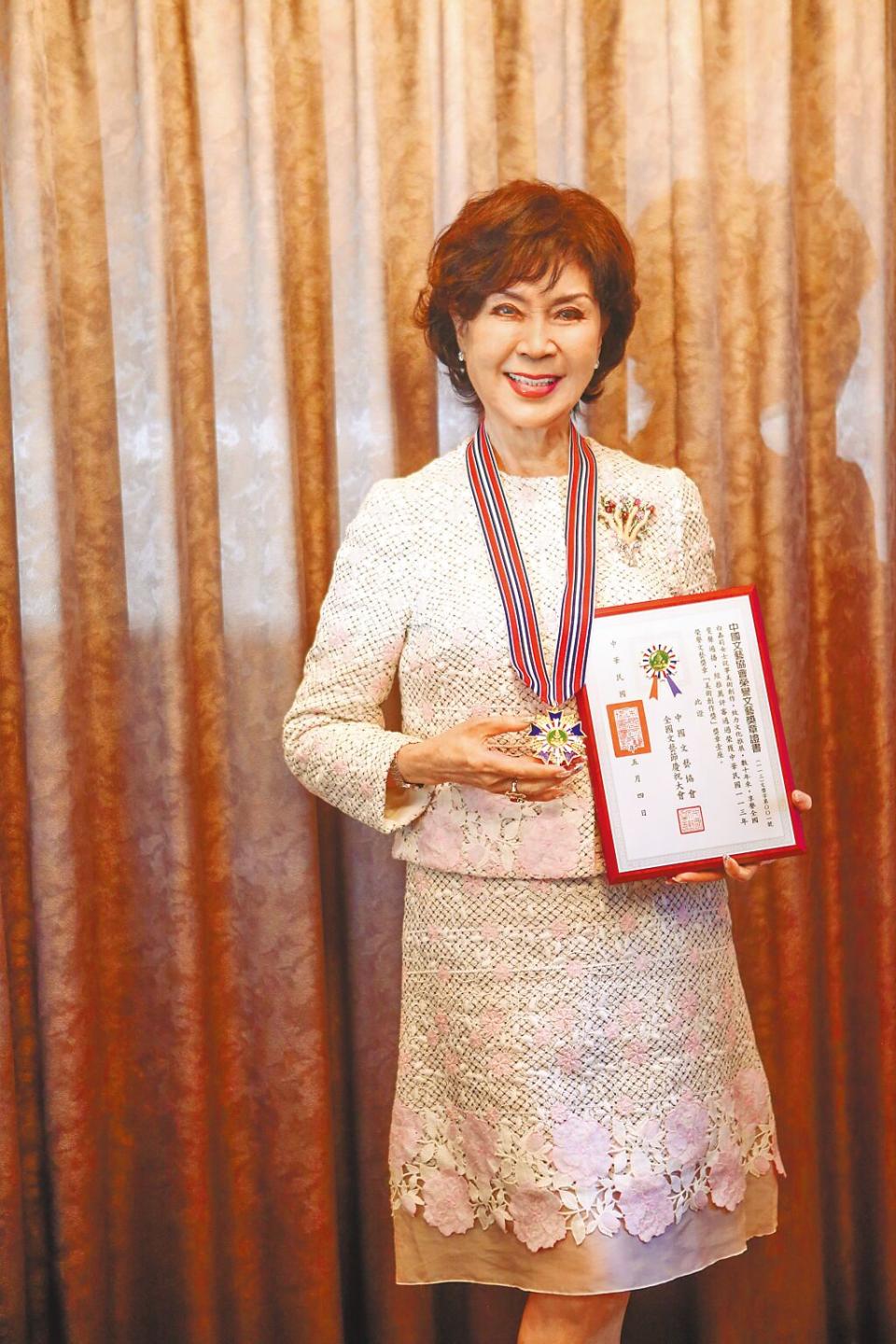 白嘉莉5日出席第65屆中國文藝獎頒獎典禮，開心領取「美術類」獎項。（鄧博仁攝）