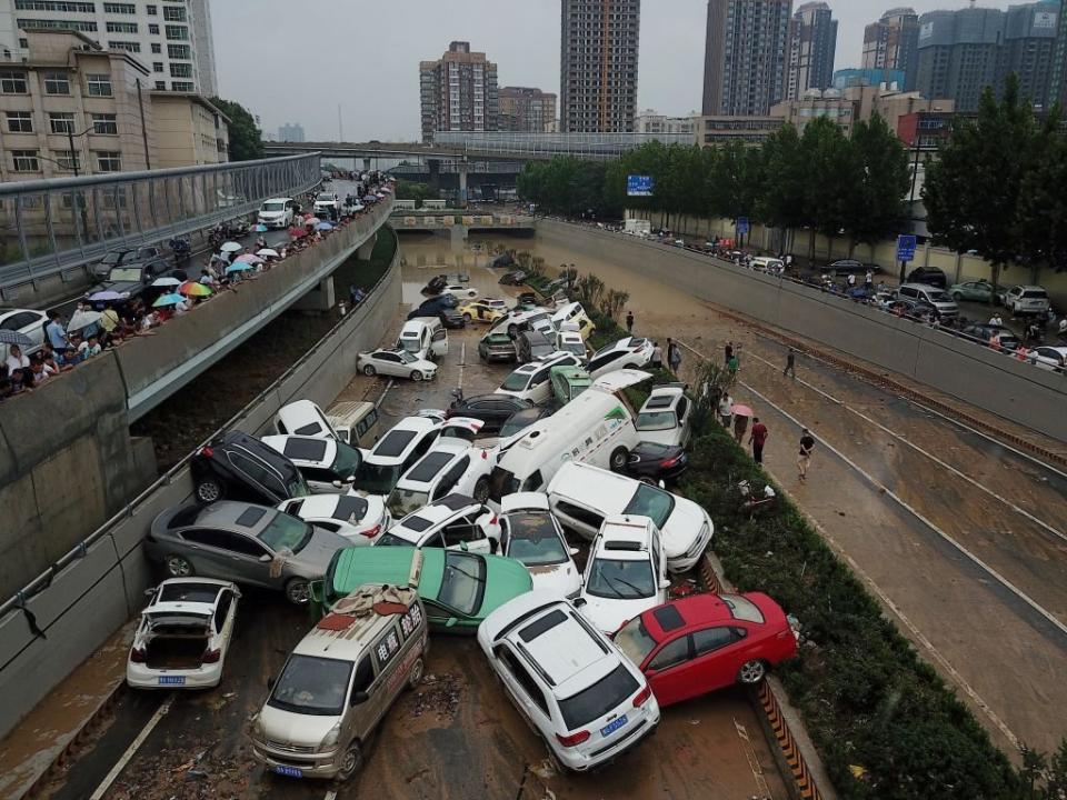 洪水過後，很多車輛堆在一起。