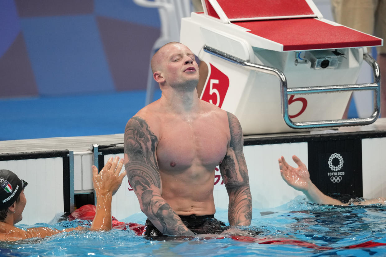 Adam Peaty del Reino Unido celebra su medalla de oro en los 100 metros varoniles de pecho en Tokio, el 26 de julio de 2021, durante las Olimpiadas pospuestas de Tokio 2020. (Doug Mills/The New York Times).