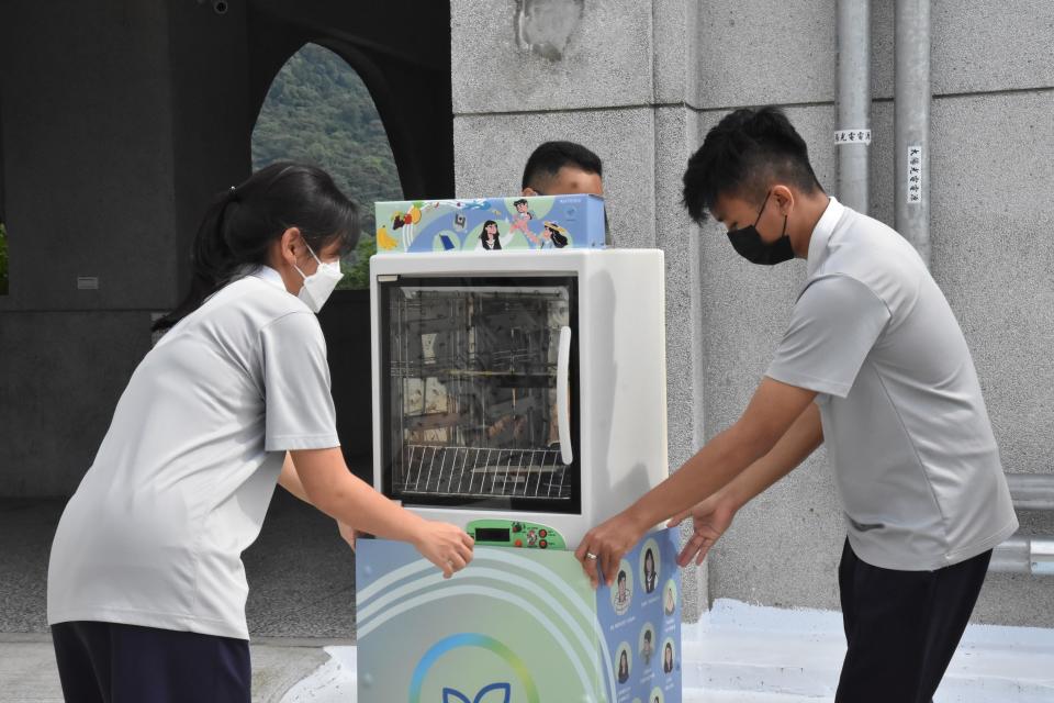 印尼籍學生設計出有效將食物烘乾的太陽熱能乾燥機。