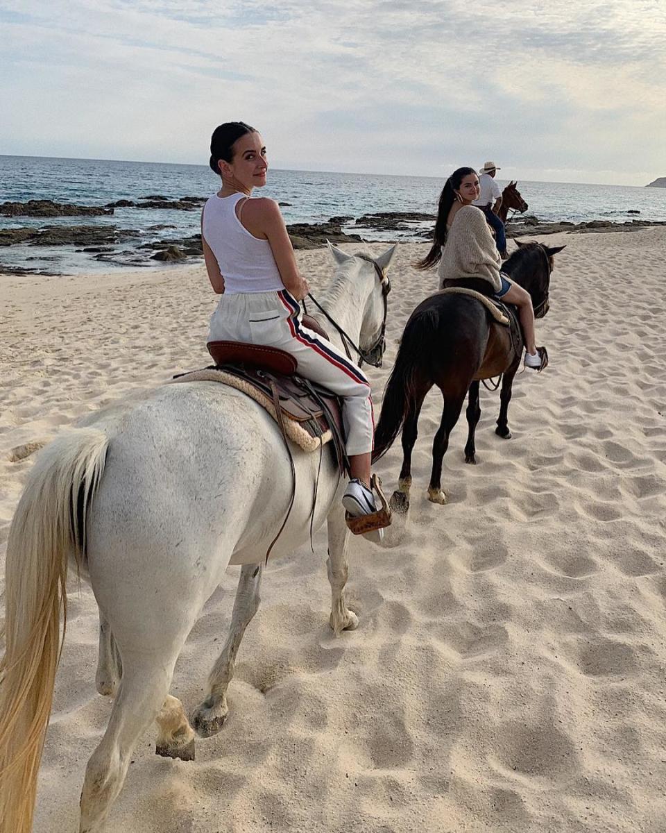 Las chicas de paseo a caballo. @courtneybarry