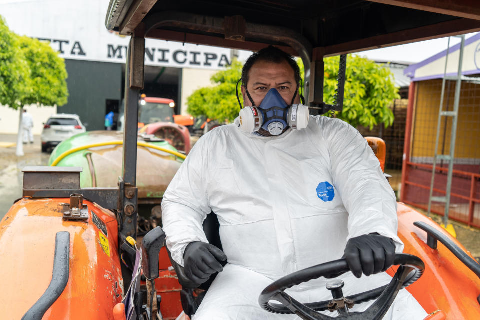 El alcalde al volante de su tractor. Foto Fernando Ruso