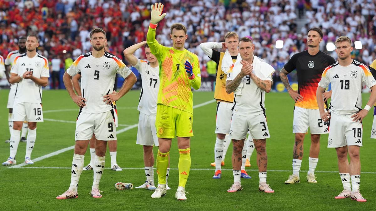 Manuel Neuer announces his retirement from the national team