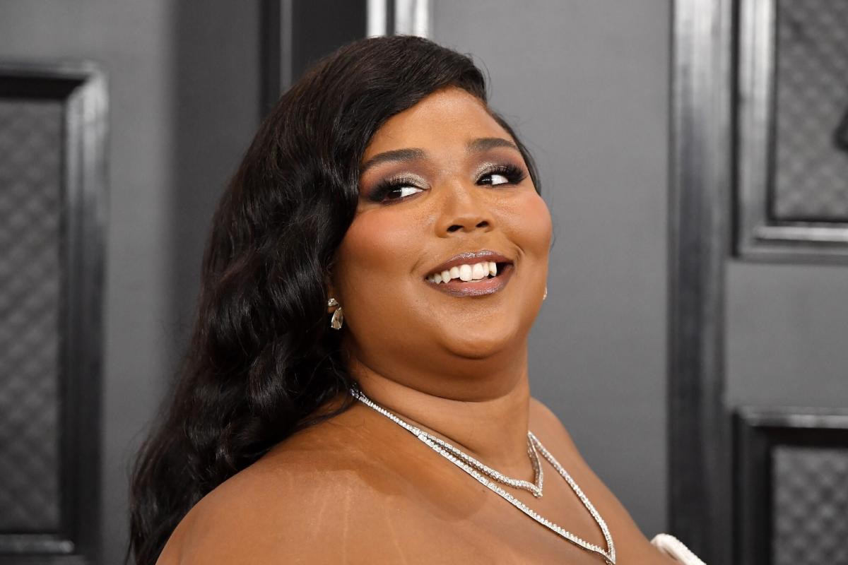 Lizzo’s new curly red hair looks fiery