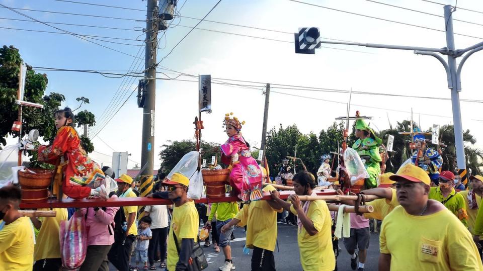 學甲慈濟宮上白礁蜈蚣陣。   圖：南市觀旅局／提供