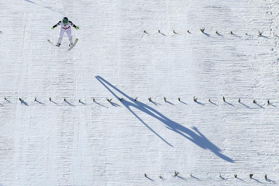 Falco benannte sich nach dem ostdeutschen Skispringer Falko Weißpflog. Aus dem "k" in dessen Vornamen machte er allerdings ein "c" - wegen der besseren internationalen Vermarktbarkeit. (Bild: Cameron Spencer/Getty Images)