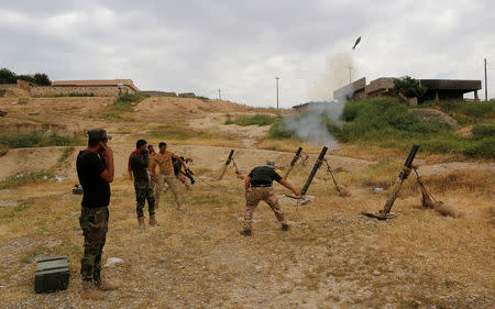 Members of Iraqi Army fire mortars shells during clashes with Islamic State fighters, in north west of Mosul, Iraq, May 5, 2017. REUTERS/Danish Siddiqui