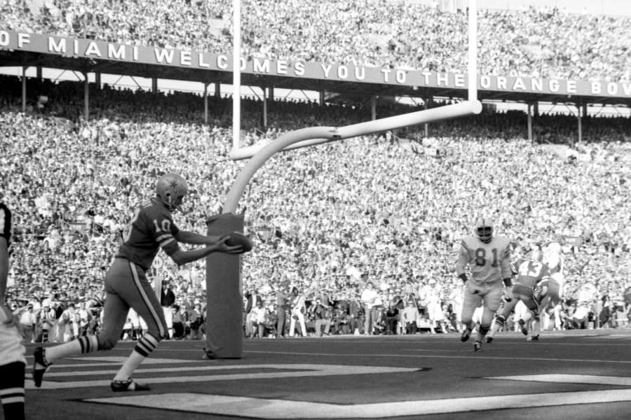 MIAMI, FL – JANUARY 17, 1971: Punter Ron Widby #10 of the Dallas Cowboys punts out of his own endzone during Super Bowl V against the Baltimore Colts on January 17, 1971 at the Orange Bowl in Miami, Florida. The Colts beat the Cowboys, 16-13 to win the professional football World Championship.19710117-FR-1971 Kidwiler Collection/Diamond Images