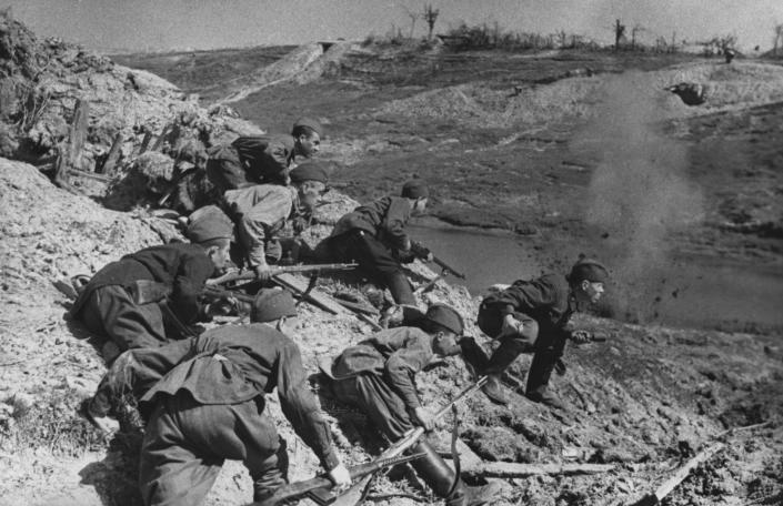 Soviet troops launch a counterattack during the Nazi siege of Leningrad