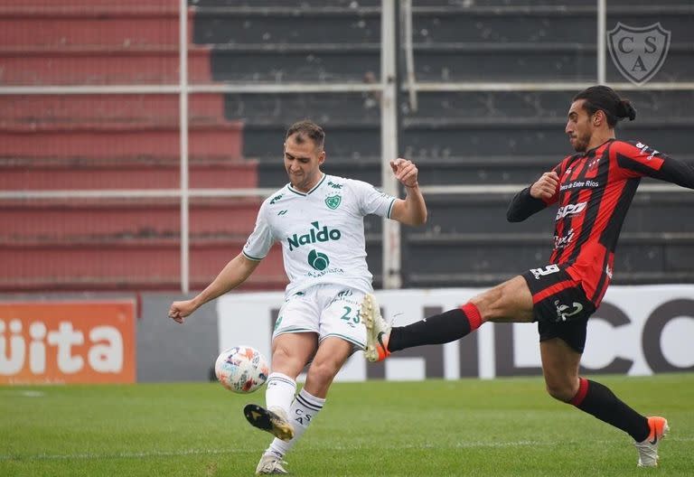 Sebastián Sosa Sánchez (autor del gol de Patronato) presiona a Nicolás Bazzana, defensor de Sarmiento