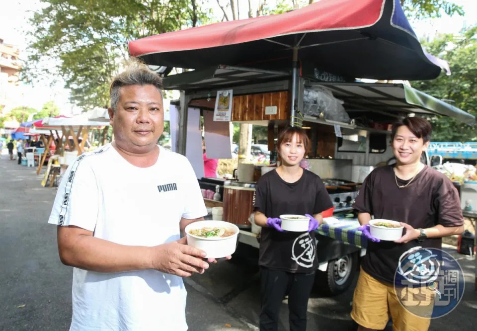 邱源和（左）5年前創「行丼」餐車賣現煮日式丼飯，他不開放外部加盟，只讓信得過的親友做，確保品質。