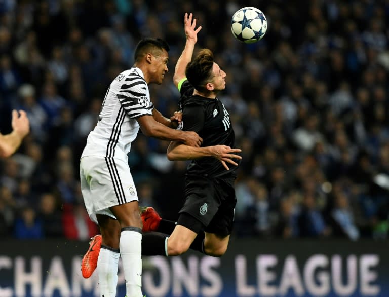 Juventus' Alex Sandro (L) vies with Porto's Hector Herrera on February 22, 2017