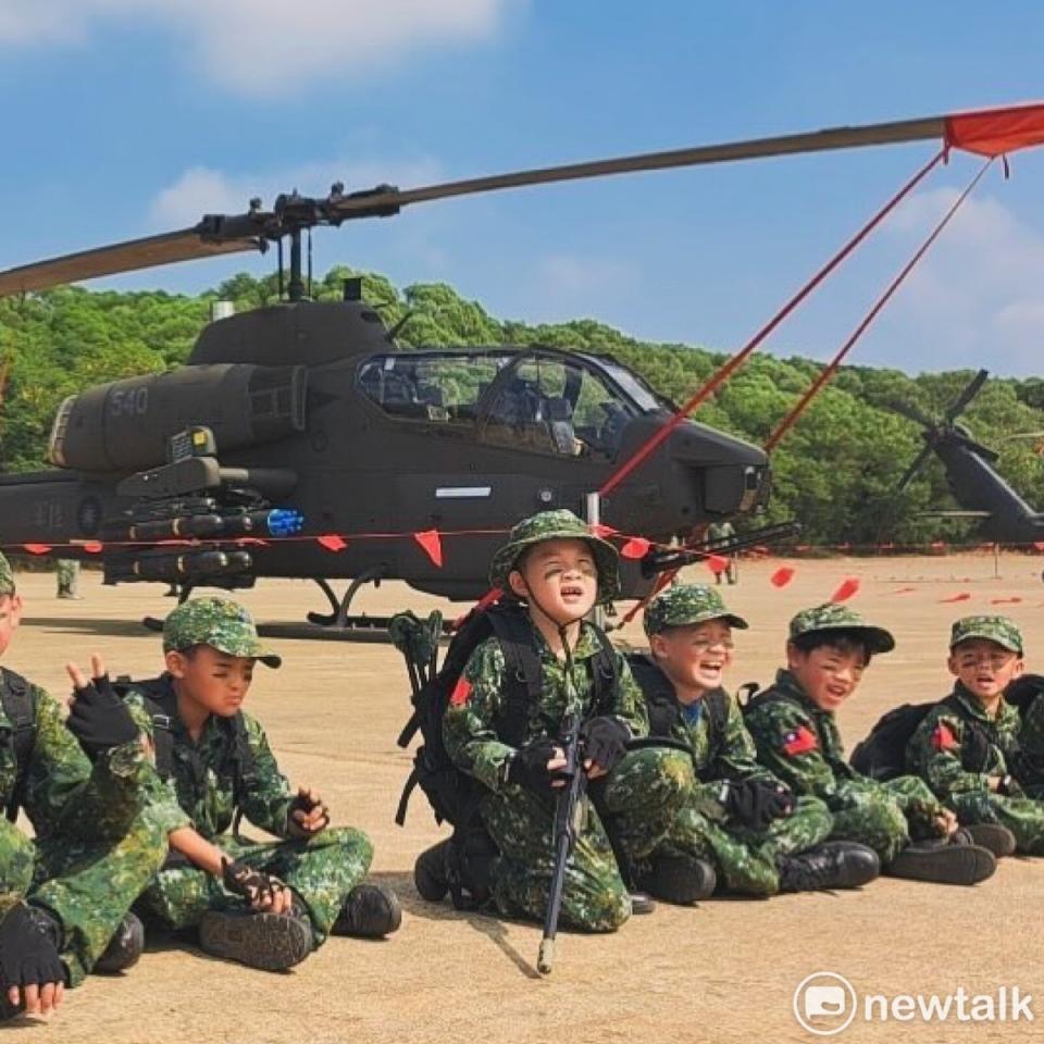 水交社文化園區前身為空軍眷村，擁有戰鬥機等設施，此次活動特別舉行小兵日記體驗營，帶領孩童體驗陸軍體驗營的樂趣。   圖：台南市政府提供