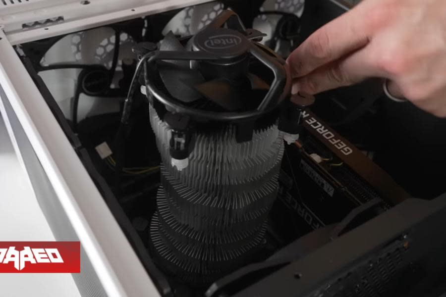 Jugador demuestra que sucede cuando colocas 10 disipadores de calor uno sobre otro para enfriar una sola CPU de un PC gamer