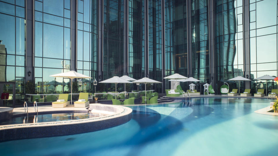 Schwimmen mit Aussicht: Hotelpool auf der Terrasse im 7. Stück