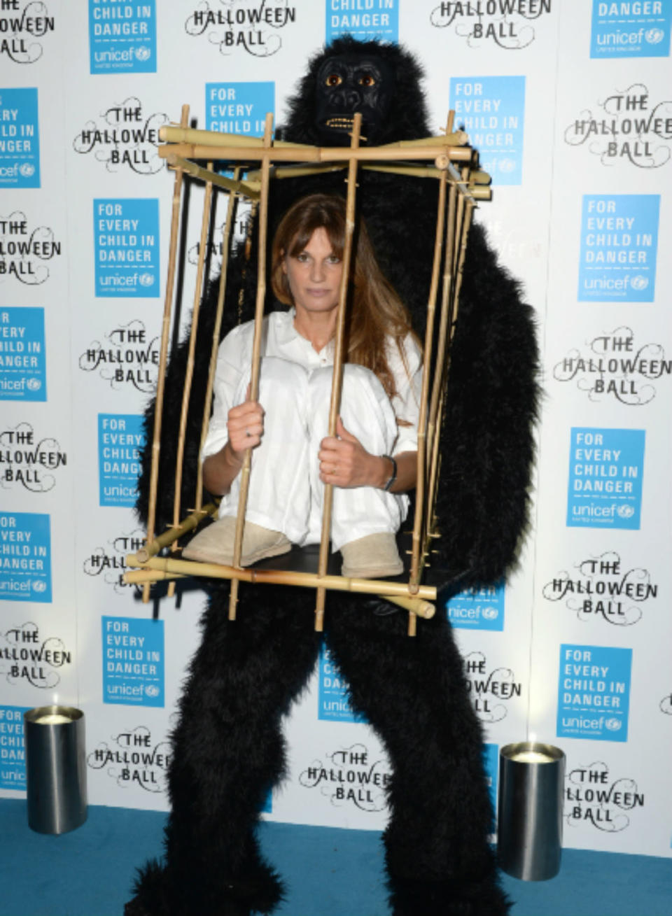 <p>En 2014, l'ambassadrice de l'UNICEF a choisi un costume engagé, où elle est en cage, otage d'un gorille. </p>... <a href="https://www.programme-television.org/diapos-tv/Halloween-les-meilleurs-costumes-des-stars-PHOTOS-4648846/Jemima-Khan#xtor=AL-55" rel="nofollow noopener" target="_blank" data-ylk="slk:Voir la suite des photos sur Télé 7 Jours;elm:context_link;itc:0;sec:content-canvas" class="link ">Voir la suite des photos sur Télé 7 Jours</a> <h3>A lire aussi</h3> <ul> <li> <a href="https://www.programme-television.org/Videos/Les-Inconnus-les-30-meilleurs-sketchs-C8#xtor=AL-55" rel="nofollow noopener" target="_blank" data-ylk="slk:Les Inconnus : les 30 meilleurs sketchs (C8);elm:context_link;itc:0;sec:content-canvas" class="link "> Les Inconnus : les 30 meilleurs sketchs (C8) </a> </li> <li> <a href="https://www.programme-television.org/news-tv/Mask-Singer-TF1-Qui-se-cache-derriere-les-costumes-4651079#xtor=AL-55" rel="nofollow noopener" target="_blank" data-ylk="slk:Mask Singer (TF1) Qui se cache derrière les costumes ?;elm:context_link;itc:0;sec:content-canvas" class="link "> Mask Singer (TF1) Qui se cache derrière les costumes ? </a> </li> <li> <a href="https://www.programme-television.org/news-tv/Rugby-Angleterre-France-France-5-Les-meilleurs-ennemis-4628464#xtor=AL-55" rel="nofollow noopener" target="_blank" data-ylk="slk:Rugby : Angleterre / France (France 2) - Les meilleurs ennemis;elm:context_link;itc:0;sec:content-canvas" class="link "> Rugby : Angleterre / France (France 2) - Les meilleurs ennemis </a> </li> <li> <a href="https://www.programme-television.org/news-tv/FaitesDesGosses-Les-meilleurs-tweets-de-Julien-Courbet-sur-ses-enfants-4643548#xtor=AL-55" rel="nofollow noopener" target="_blank" data-ylk="slk:#FaitesDesGosses : Les meilleurs tweets de Julien Courbet sur ses enfants;elm:context_link;itc:0;sec:content-canvas" class="link "> #FaitesDesGosses : Les meilleurs tweets de Julien Courbet sur ses enfants </a> </li> <li> <a href="https://www.programme-television.org/Videos/Les-meilleurs-ennemis-France-5-la-bande-annonce#xtor=AL-55" rel="nofollow noopener" target="_blank" data-ylk="slk:Les meilleurs ennemis (France 5) la bande-annonce;elm:context_link;itc:0;sec:content-canvas" class="link "> Les meilleurs ennemis (France 5) la bande-annonce </a> </li> <li> <a href="https://www.programme-television.org#xtor=AL-55" rel="nofollow noopener" target="_blank" data-ylk="slk:Consultez votre programme tv sur Télé 7 Jours;elm:context_link;itc:0;sec:content-canvas" class="link ">Consultez votre programme tv sur Télé 7 Jours </a> </li> </ul>