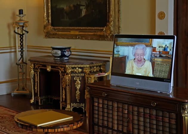 Une semaine après sa mise au repos, la reine Elizabeth II est réapparue ce mardi lors de visioconférences avec des ambassadeurs au Royaume-Uni.  Ses services ont tout de même fait savoir qu'elle ne se rendrait pas à la COP 26 en Ecosse. (Photo: POOL New via Reuters)