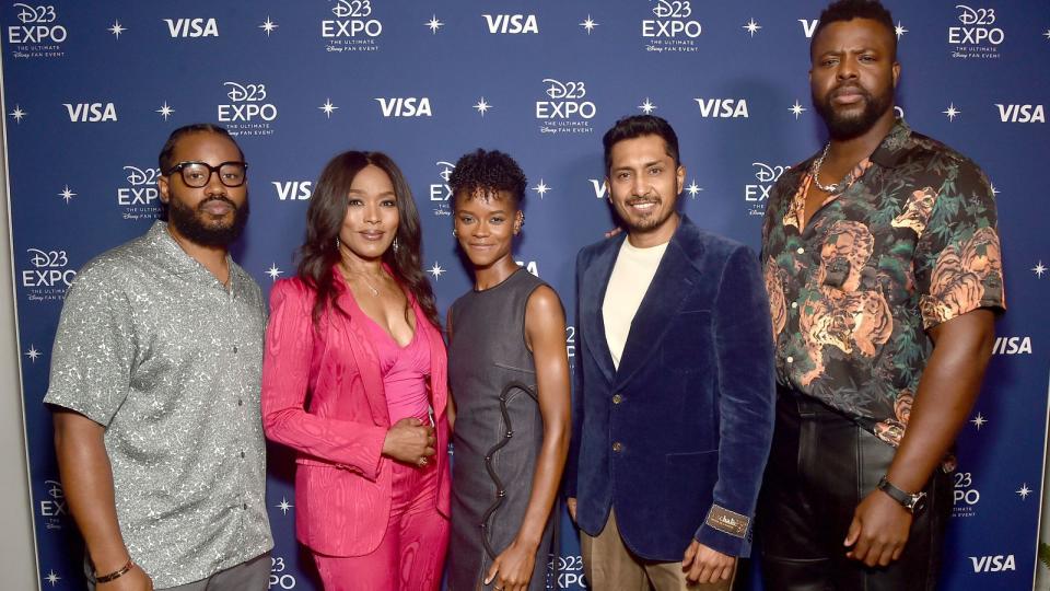 "Black Panther: Wakanda Forever"-Regisseur Ryan Coogler (links) posiert mit den Cast-Mitgliedern (von links) Angela Bassett, Letitia Wright, Tenoch Huerte und Winston Duke bei der D23 Expo 2022 in Anaheim, Kalifornien. Die Rolle des 2020 verstorbenen Chadwick Boseman wurde nicht neu vergeben. (Bild: 2022 Getty Images/Alberto E. Rodriguez)