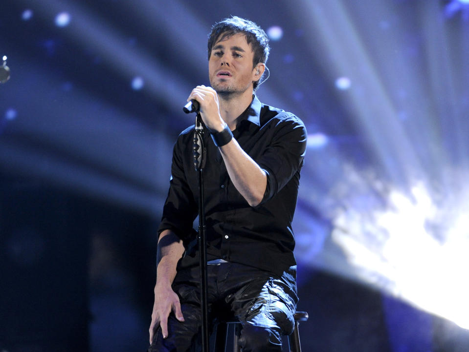 En esta foto de archivo del 21 de noviembre de 2013, Enrique Iglesias canta en la ceremonia de los Latin Grammy en Las Vegas. Iglesias será reconocido como artista latino de todos los tiempos en la gala de los Premios Billboard de la Música Latina el miércoles 21 de octubre del 2020. (Foto por Chris Pizzello/Invision/AP, Archivo)