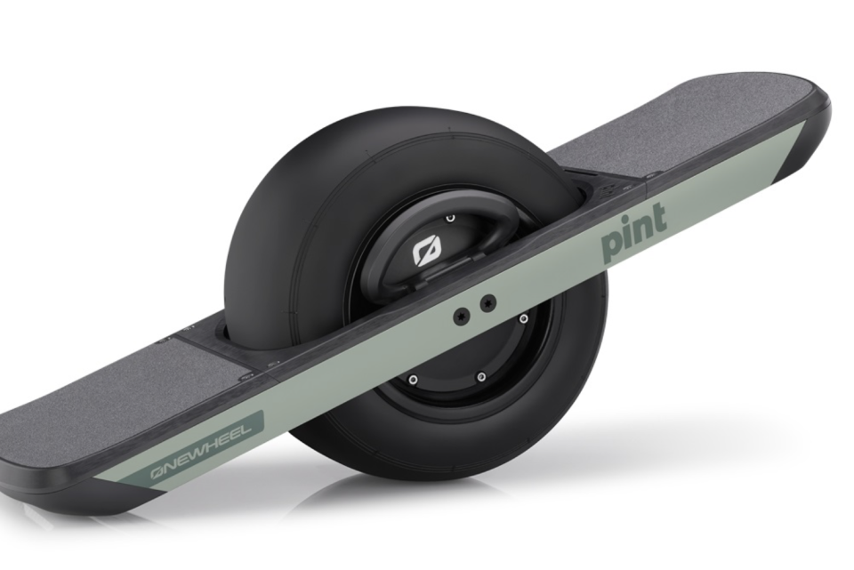 <p>Onewheel Pint è un modello di skate elettrico lanciato da poco che si rivolge a un target di inesperti. Dotato di una singola ruota e di una tavola più corta rispetto a quelle degli skateboard tradizionali, si muove automaticamente grazie al moto innescato dal movimento del corpo in avanti e, viceversa, frena non appena si fa uno scatto all’indietro. Prezzo: 950 dollari su onewheel.com </p>