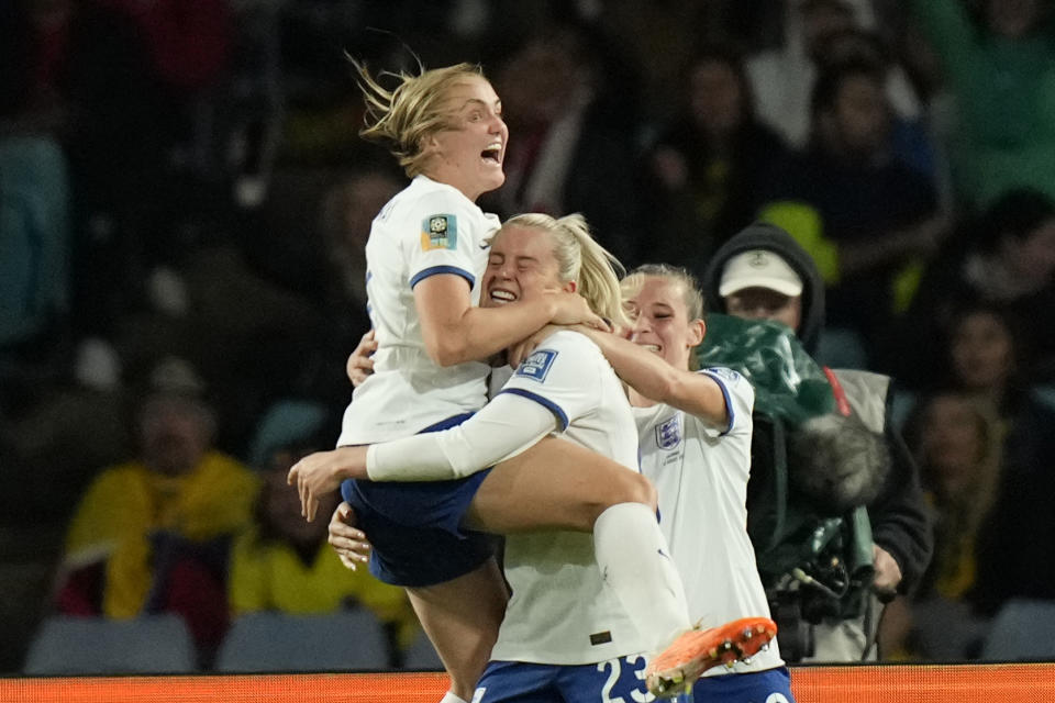 La inglesa Alessia Russo, centro, festeja el segundo gol de su equipo contra Colombia en partido de cuartos de final de la Copa del Mundo en el Estadio Australia en Sydney, sábado 12 de agosto de 2023. Inglaterra ganó 2-1 y avanzó a semifinales, en las que enfrentará a la anfitriona Australia. (AP Photo/Rick Rycroft)