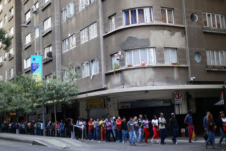 Immigrants line up outside a state migration office at Santiago, Chile, December 22, 2016. Picture taken December 22, 2016. REUTERS/Ivan Alvarado