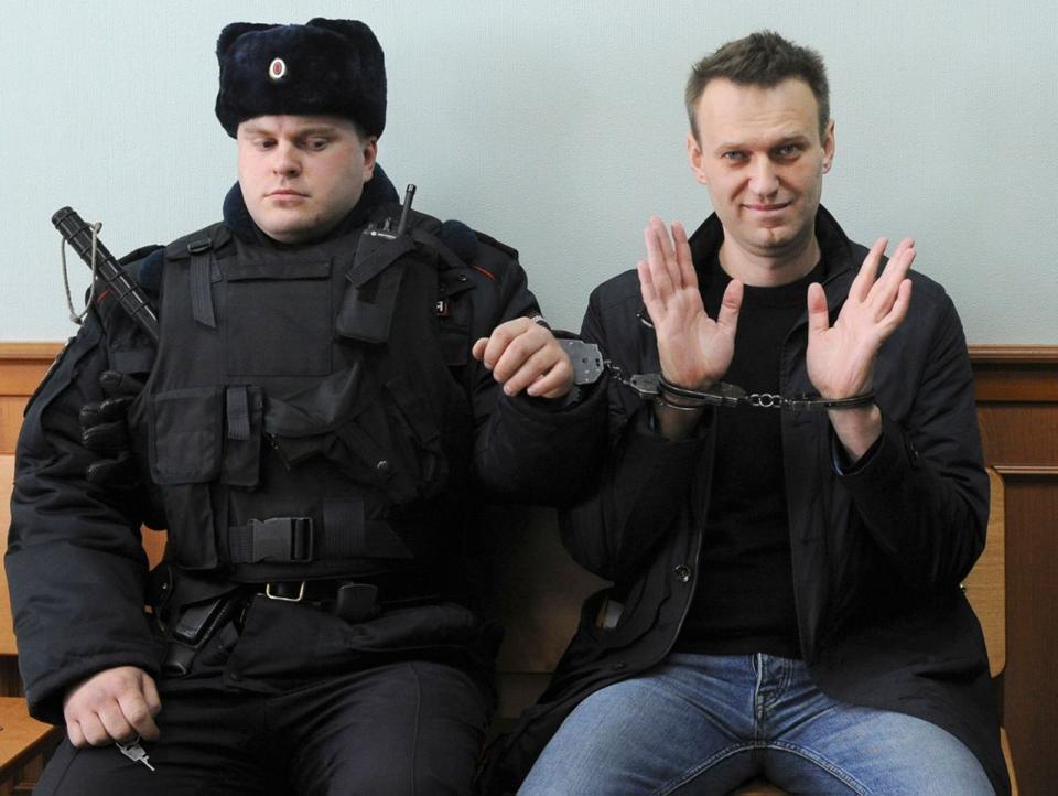 <p>Der russische Oppositionsführer Alexei Nawalny (r.) gestikuliert während seines Prozesses in Moskau für den Pressefotografen. Das Gericht befasste sich mit seiner Berufung. Nawalny hatte landesweite Demonstrationen gegen Korruption in der Regierung organisiert und war zu 15 Tagen Gefängnis verurteilt worden. (Bild: AP) </p>