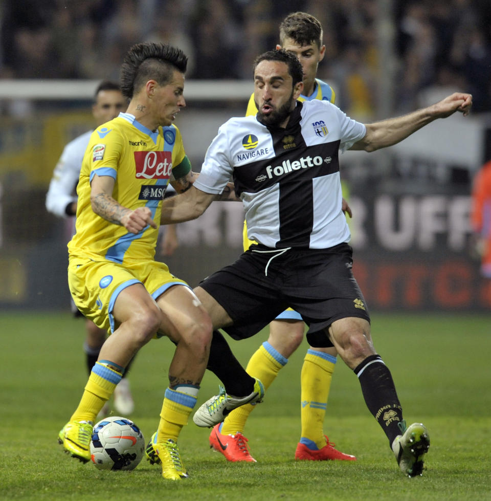 Parma's Cristian Molinaro, right, vies for the ball with Napoli's Marek Hamsik of Slovakia, during their Serie A soccer match at Parma's Tardini stadium, Italy, Sunday, April 6, 2014. (AP Photo/Marco Vasini)