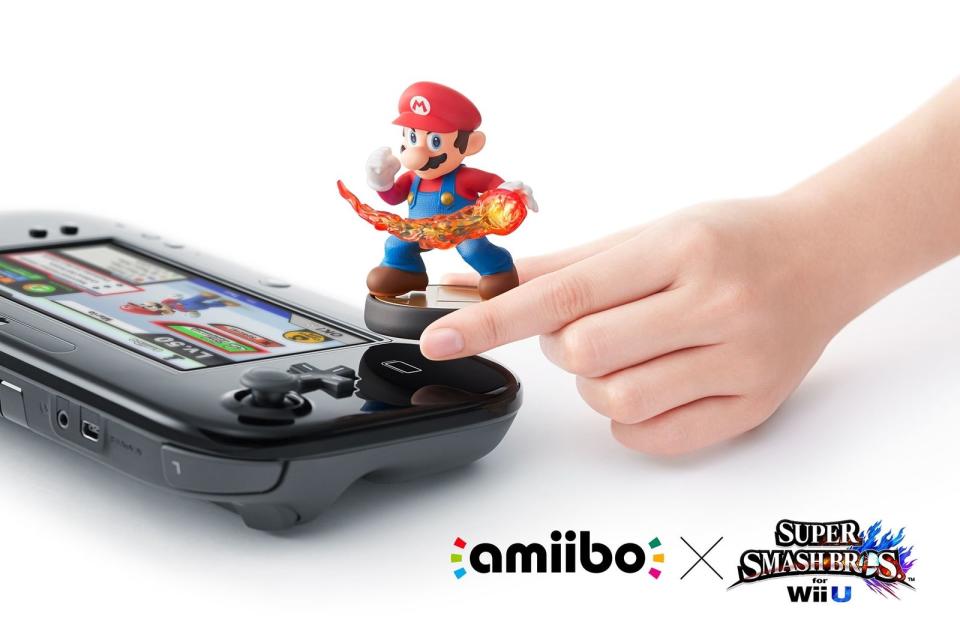 2014: Super, Mario zum Anfassen! Ähnlich wie bei Activisions "Skylanders"-Reihe versucht Nintendo mit den "Amiibo"-Figuren, physisches Spielzeug und digitale Inhalte zu verschmelzen. Mario und andere Charaktere tauchen nach dem Einscannen mithilfe eines NFC-Lesers scheinbar im Spiel auf - erstmalig in "Super Smash Bros" für Wii U und 3DS. (Bild: Nintendo)