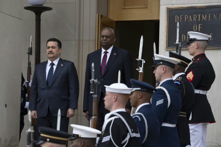 El primer ministro iraquí, Mohammed Shia al Sudani (izq), es recibido por el secretario de Defensa de EEUU, Lloyd Austin, en el Pentágono, el 15 de abril de 2024 en Washington (Chris Kleponis)