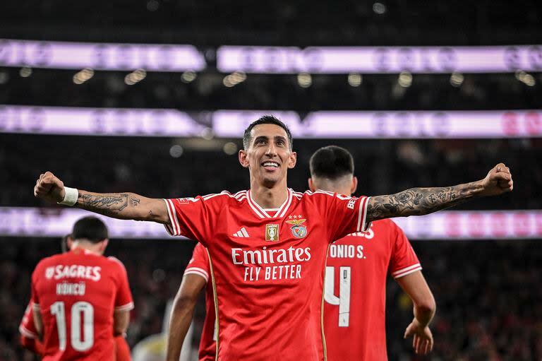 Di María celebra de cara a los hinchas de Benfica, en el estadio Da Luz