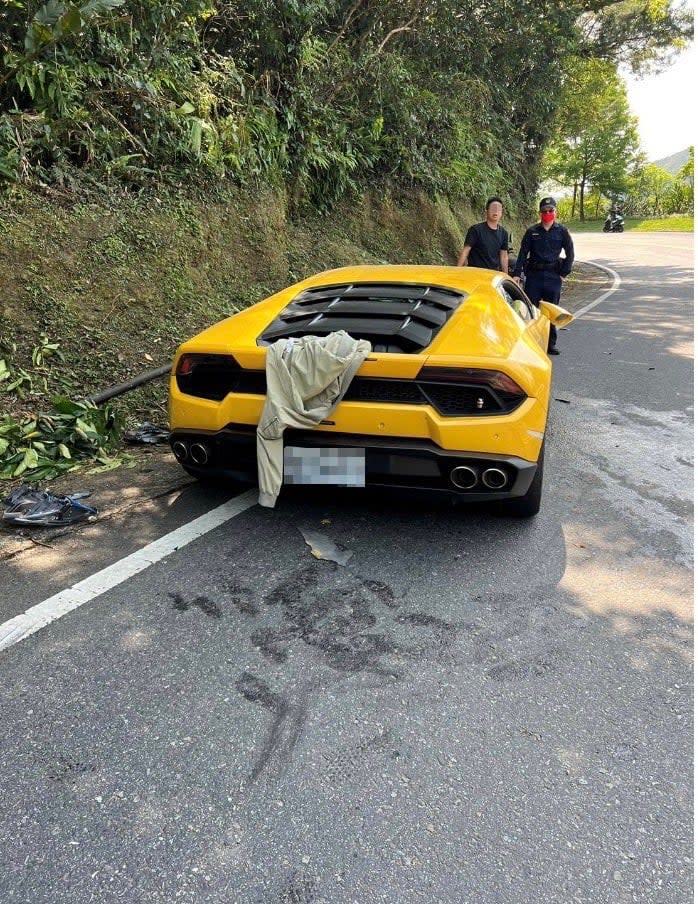 他租千萬超跑「小牛」跑北宜！打滑衝撞對向機車　車頭全毀騎士輕傷