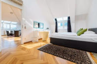 <p>Here’s one of the unit’s three bedrooms; this one is just as bright and airy as the main living area.<br>(Airbnb) </p>