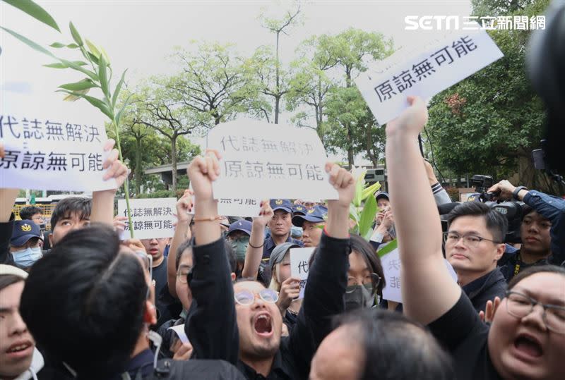台北市二二八事件77周年紀念追思會抗議民眾。（圖／記者邱榮吉攝影）