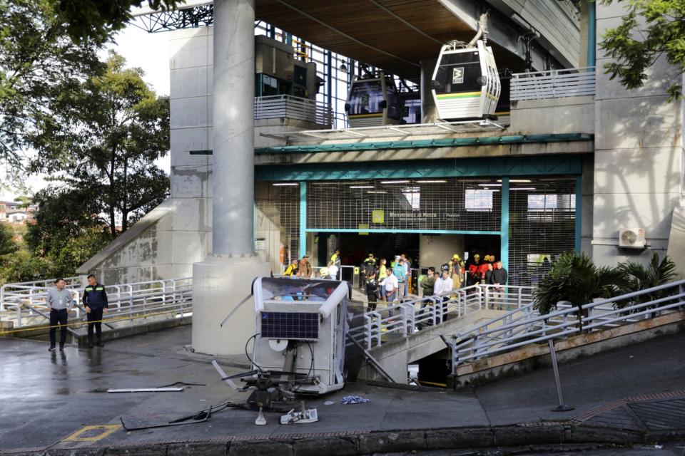 <span>Agentes de policía resguardan el lugar donde cayó una cabina del teleférico Metrocable tras descarrilarse en una de las estaciones de Medellín, Colombia, el 26 de junio de 2024</span><div><span>Jaime Saldarriaga</span><span>AFP</span></div>