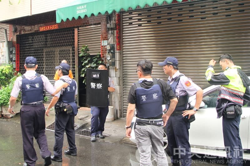 下午有民眾目擊楊男從案發現場附近一戶民宅奪門而出，員警前往附近查緝。（中央社）