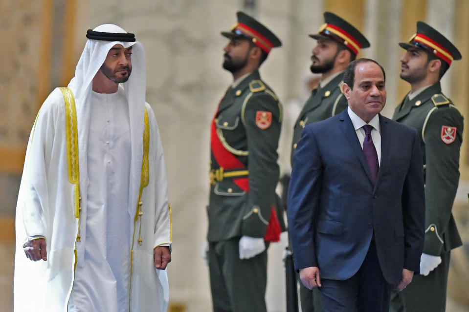 Mohamed bin Zayed junto al presidente egipcio Al Sisi. (Photo by KARIM SAHIB/AFP via Getty Images)