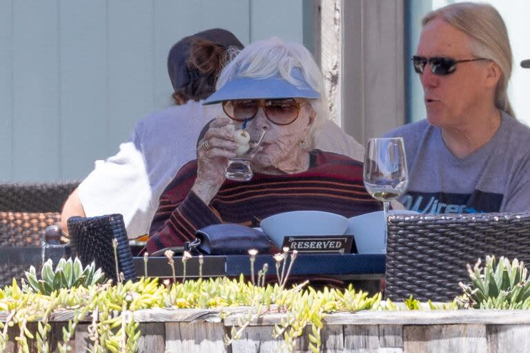 A días de celebrar su cumpleaños número 90, Shirley MacLaine disfrutó de un almuerzo al sol y un rico Martini clásico