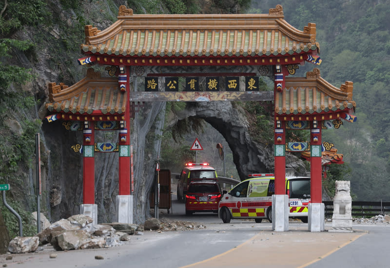 花蓮強震搜救持續，搜救人員5日上午挺進中橫山區破碎道路，並出動救護車協助受困民眾救治，由醫護人員進行照護。（中央社）