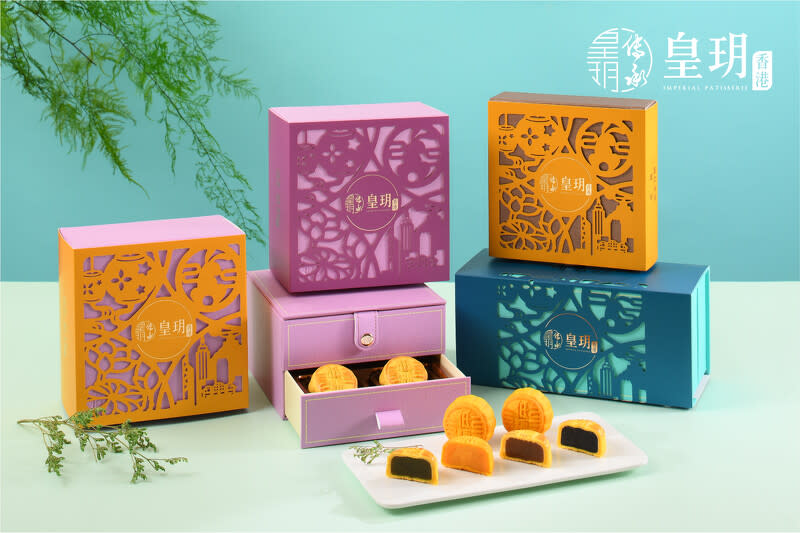 全新的低糖月餅外盒以時髦的淺紫色呈現，再搭配鏤空雕花設計，綴以燈籠、玉兔、荷花及香港地標，整體充滿巧思與設計感