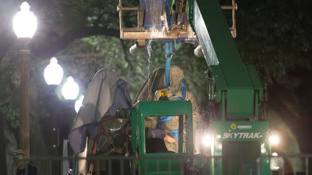 Workers remove Confederate General Robert E. Lee statue from the south mall of the University of Texas in Austin, Texas, U.S., August 21, 2017. REUTERS/Stephen Spillman